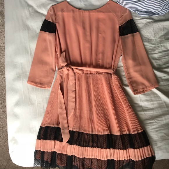 Gianni Bini Dresses & Skirts - Gianni Bini Pink & Black Pleated Sleeved Dress